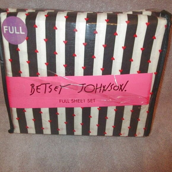 Betsey Johnson Wonderland Full Sheet Set Hearts & Stripes 4 Piece Retro Love NEW - Picture 1 of 11